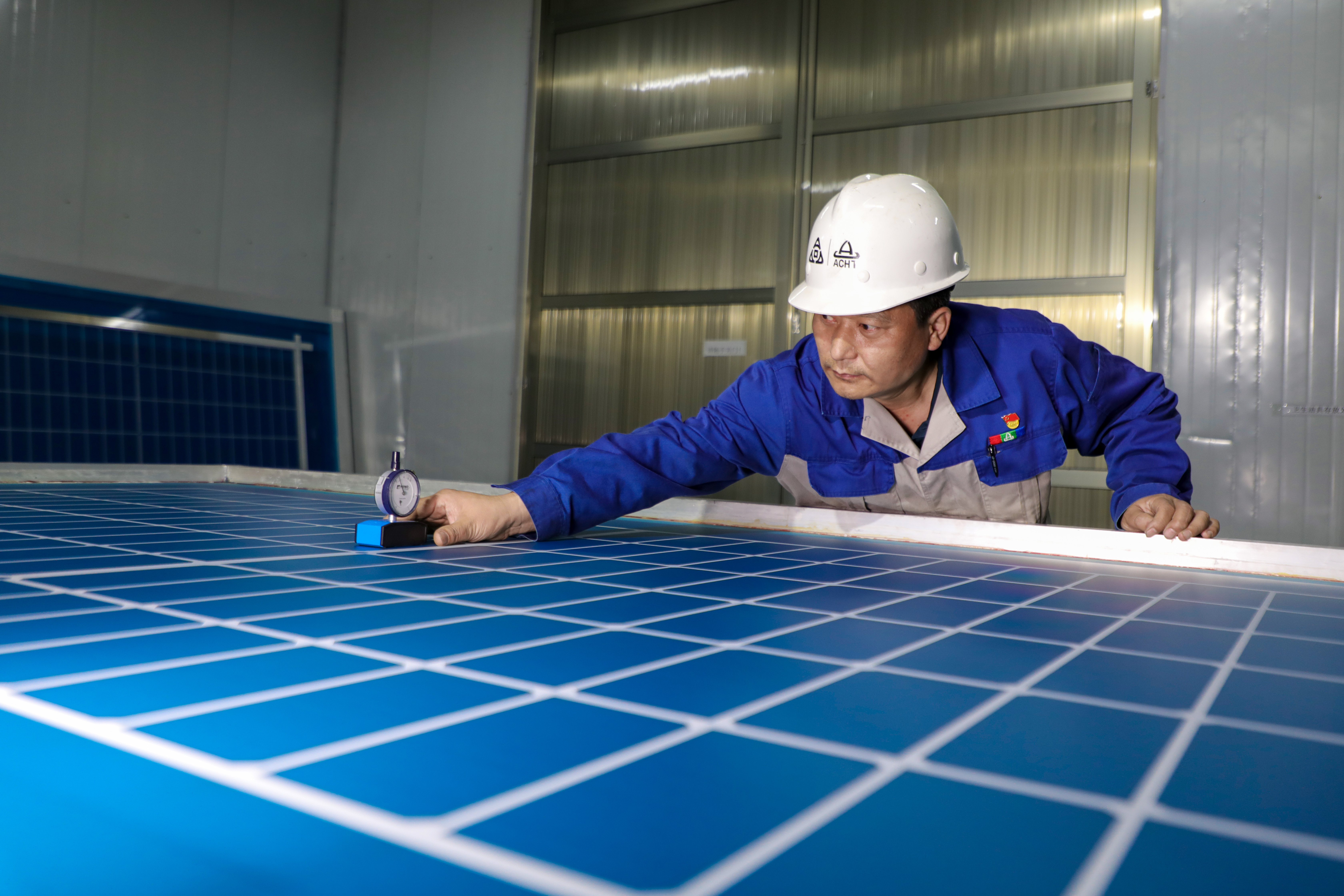 安陽市五一勞動(dòng)獎(jiǎng)?wù)芦@得者趙俊濤:采擷太陽之光,追求綠色事業(yè)