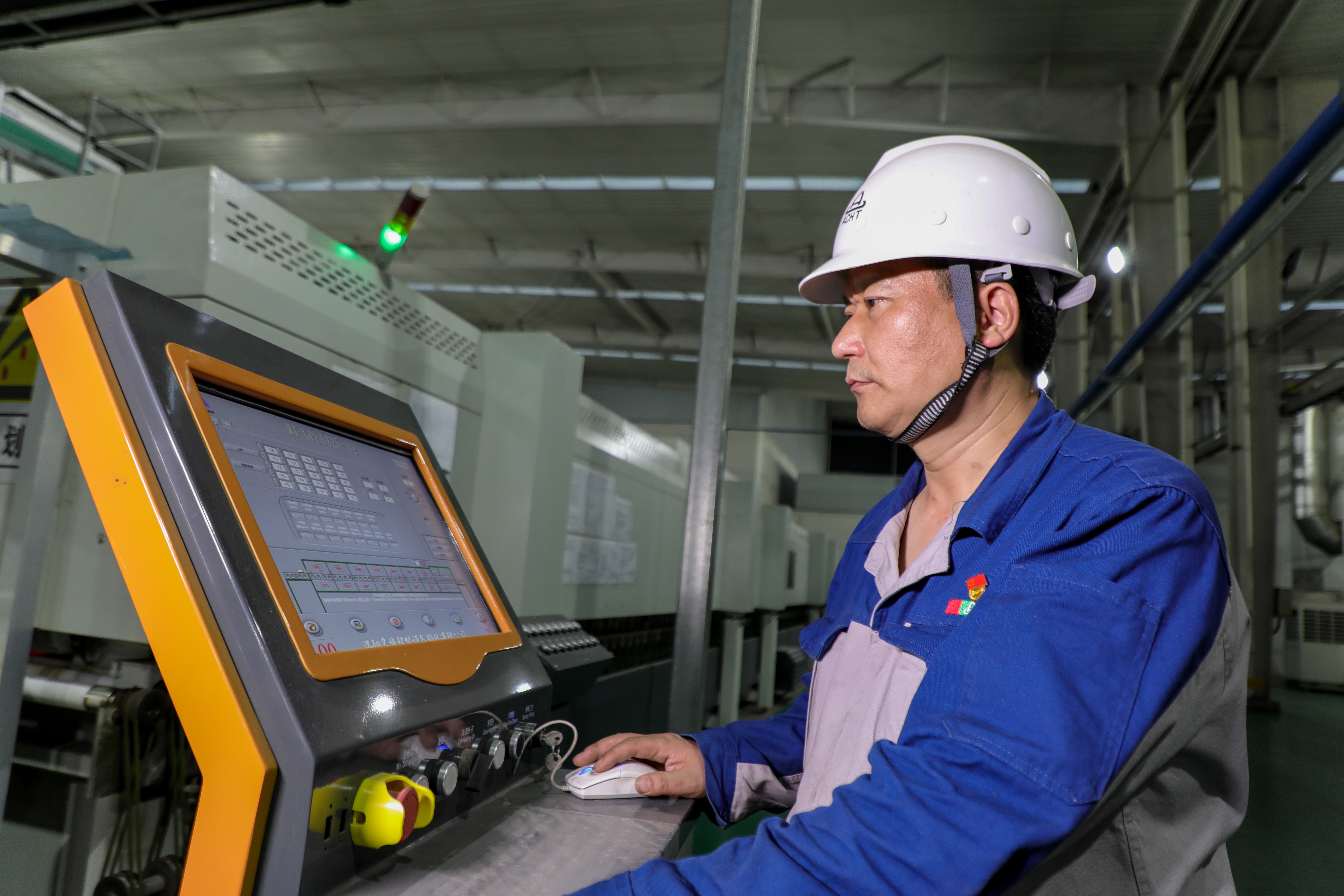 安陽市五一勞動(dòng)獎(jiǎng)?wù)芦@得者趙俊濤:采擷太陽之光,追求綠色事業(yè)