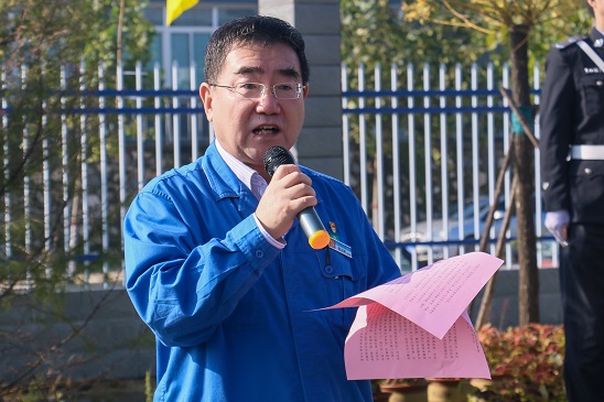 五星紅旗,我愿做你光華中淡淡的一筆——安彩高科舉行 國慶升旗儀式