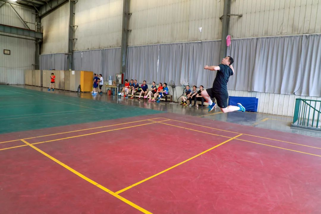 激情碰撞 羽球飛揚(yáng)——安彩高科工會舉辦2022年職工羽毛球比賽